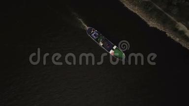 从鸟瞰`漂浮游船无人机拍摄的视频片段。 从上到宽河，森林的景色..